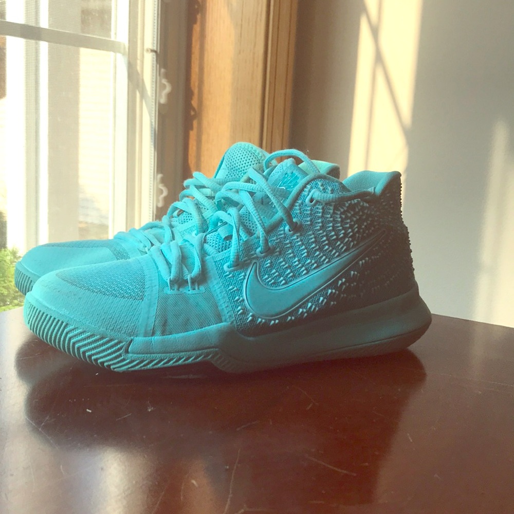 NIKE KYRIE 3 SIZE 7 ( LIKE NEW )